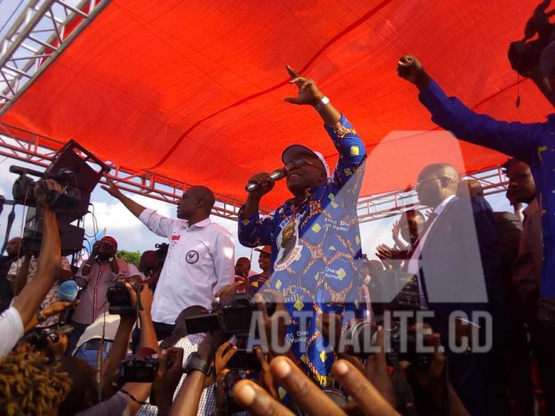 Martin Fayulu en meeting au boulevard Triomphal