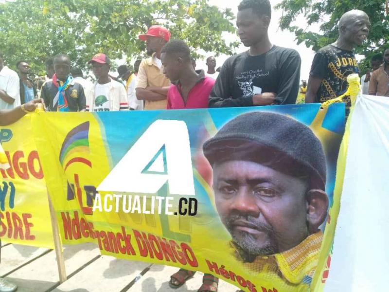 L'effigie de Franck Diongo portée par les militants du MLP lors de l'accueil de Martin Fayulu à l'aéroport de N'djili
