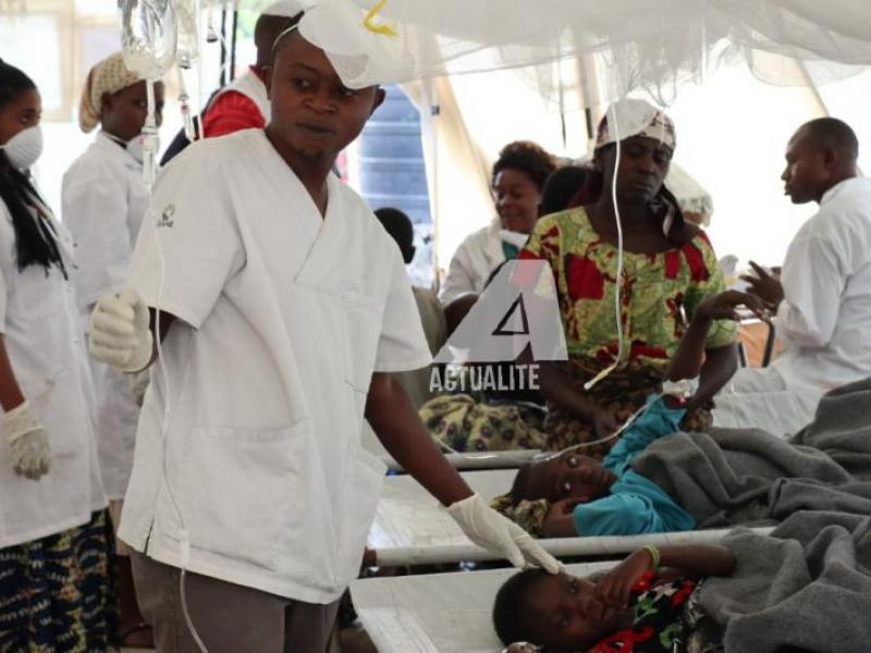 Des agents de santé prennent en charge quelques enfants frappés par le Cholera à Goma / Ph. Ley Uwera 