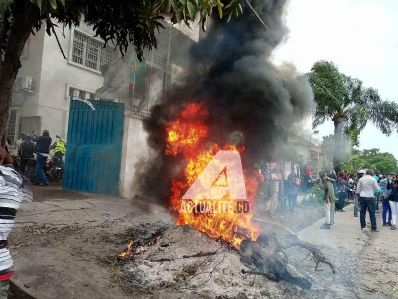 Feu allumé par les militants de l'UDPS à l'entrée du bureau du parti pour contester la désignation de Martin Fayulu comme candidat commun de l'opposition / Ph. Christine Tshibuyi