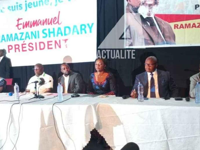 Zoé Kabila, coordonnateur de la cellule chargée de la jeunesse de la campagne d'Emmanuel Ramazani Shadary assis entre Aubin Munaku, président de l'Assemblée nationale et Geneviève Inagosi Kasongo