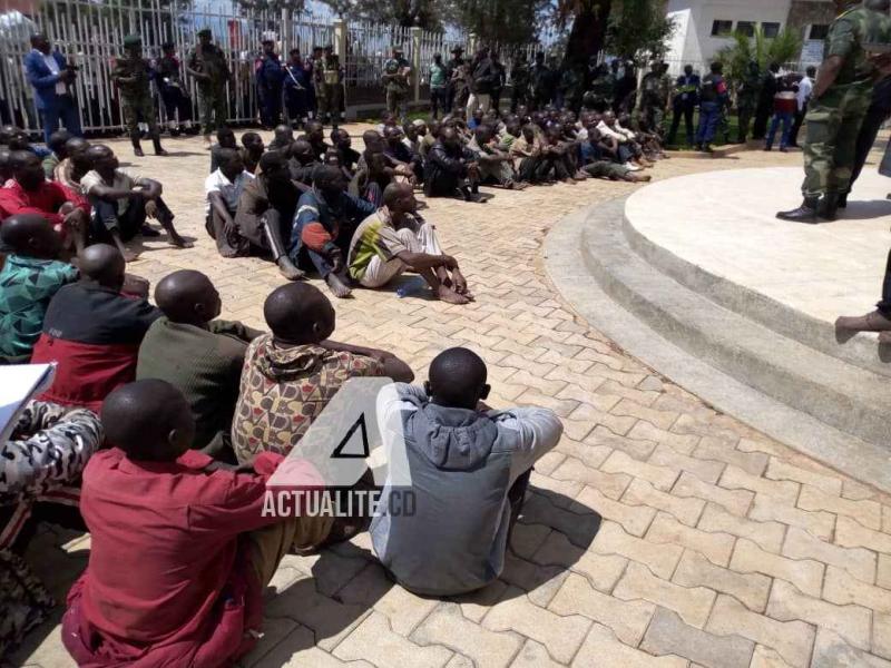 Des miliciens rendus, capturés et des extradés du Burundi présentés par l'armée à Bukavu