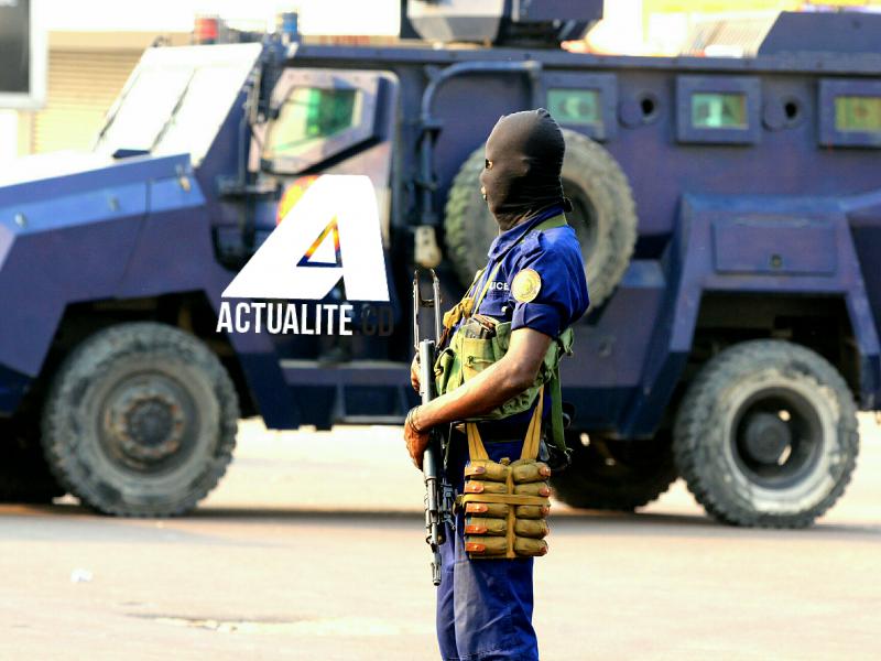 Un policier en opération de dissuation à Kinshasa / Ph. Pascal Mulegwa / ACTUALITE.CD 