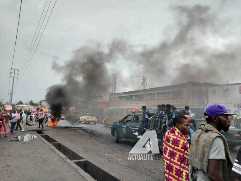 La police interposée entre les militants de l'ECIDE et de l'UNC qui manifestent après la désignation de Martin Fayulu comme candidat de l'opposition à la présidentielle / Ph. Christine Tshibuyi 