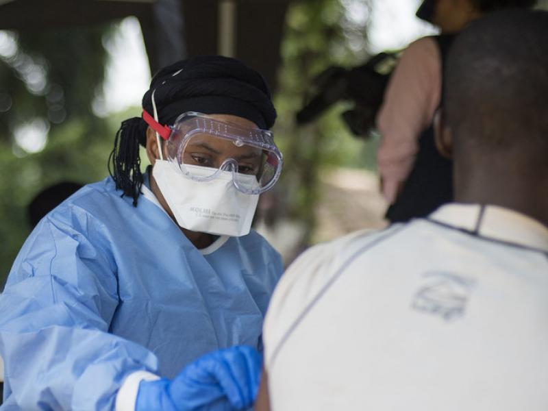 Un agent de santé vaccine contre Ebola en RDC / Ph. Droits tiers 