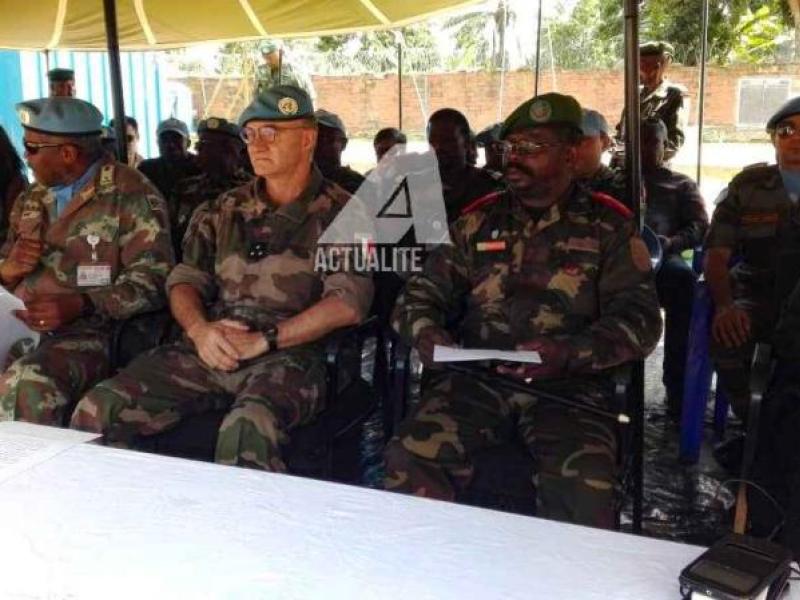 Le général Marcel Mabangu, commandant FARDC de l'opération Sokola 1 contre les ADF et le général Bernard Commins, commandant adjoint des forces de la Mission onusienne