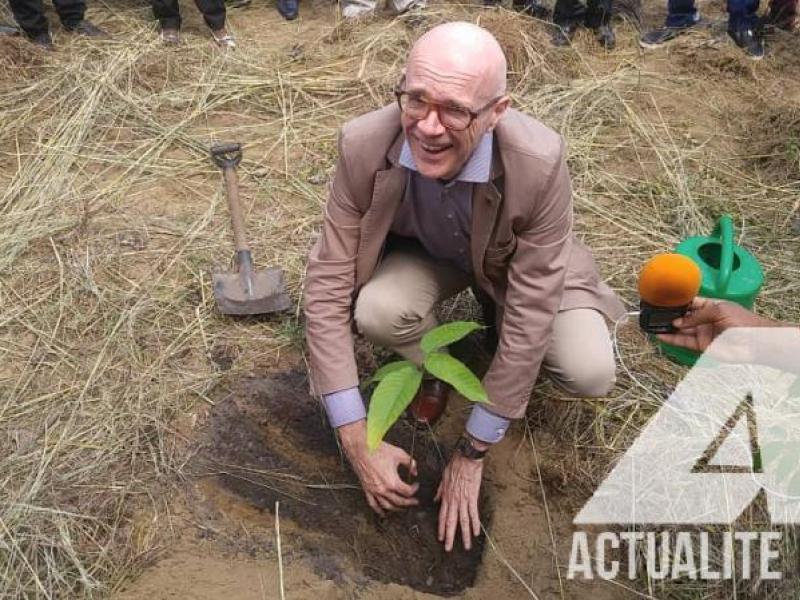 Plantation d'arbres à l'UNIKIN par Bart Ouvry à l'occasion de la journée mondiale de l'environnement/Ph. Fonseca Mansiang ACTUALITE.CD.