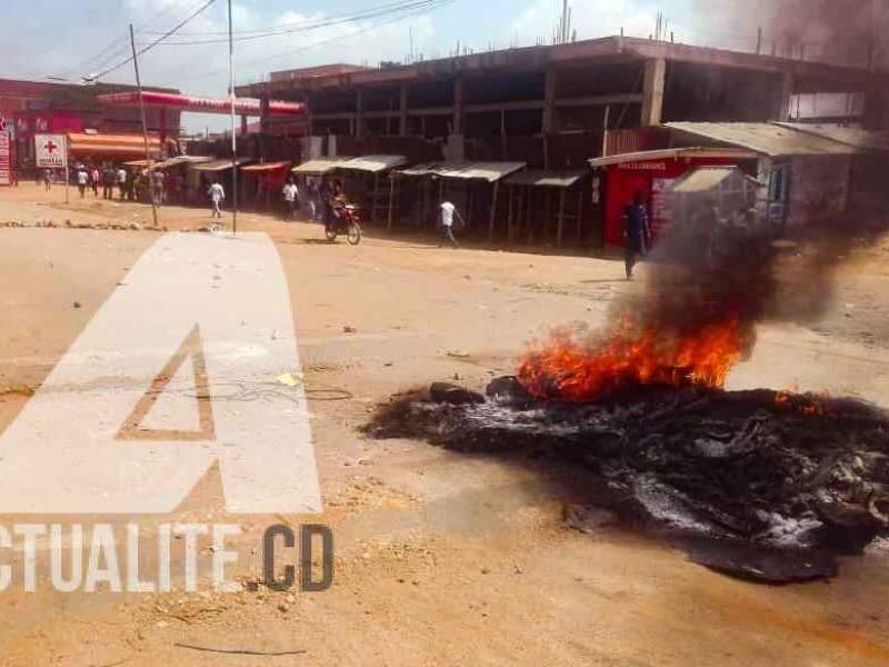 Pneu brûlé dans la rue de Beni lors des manifestations contre le report des élections.