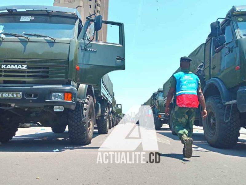 Les camions de l'armée mis à la disposition de la CENI pour le déploiement des kits électoraux. 