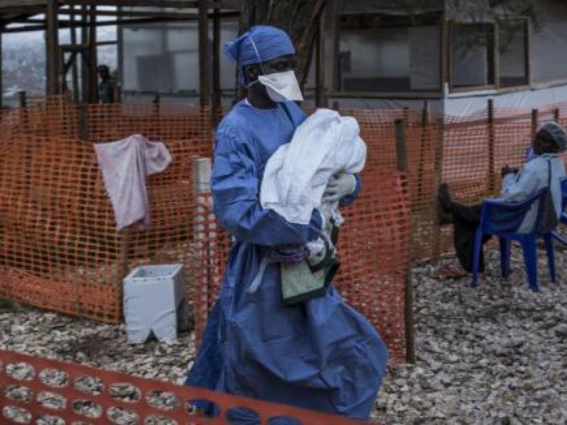  Un médecin avec un bébé probablement infecté par le virus Ebola à  Butembo, / Ph . Droits tiers 