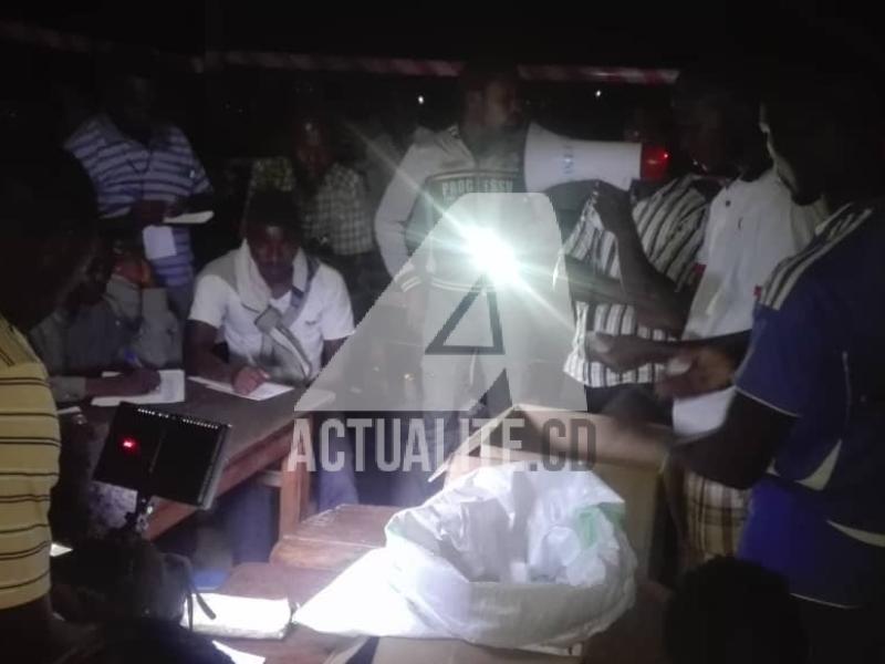 Dépouillement de vote manuel organisé par les jeunes de la ville de Beni après la décision de la CENI de reporter les élections en mars 2019. 