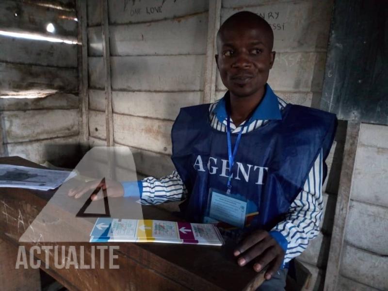 Un agent de la CENI dans un bureau de vote à Goma.