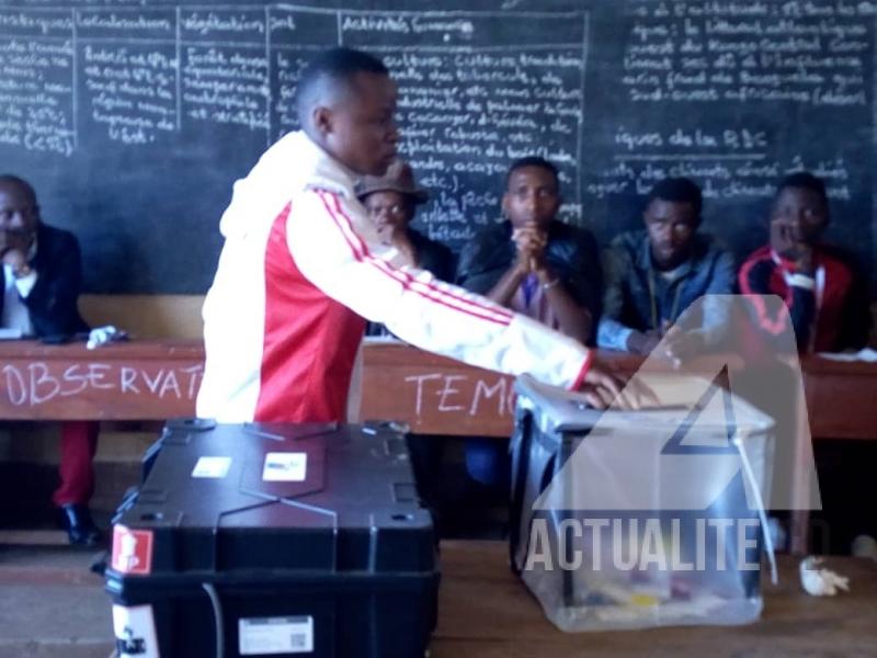 L'opération de vote dans une salle de classe à Bukavu.