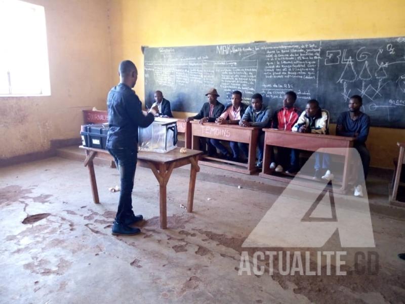 Une salle de classe servant de bureau de vote.