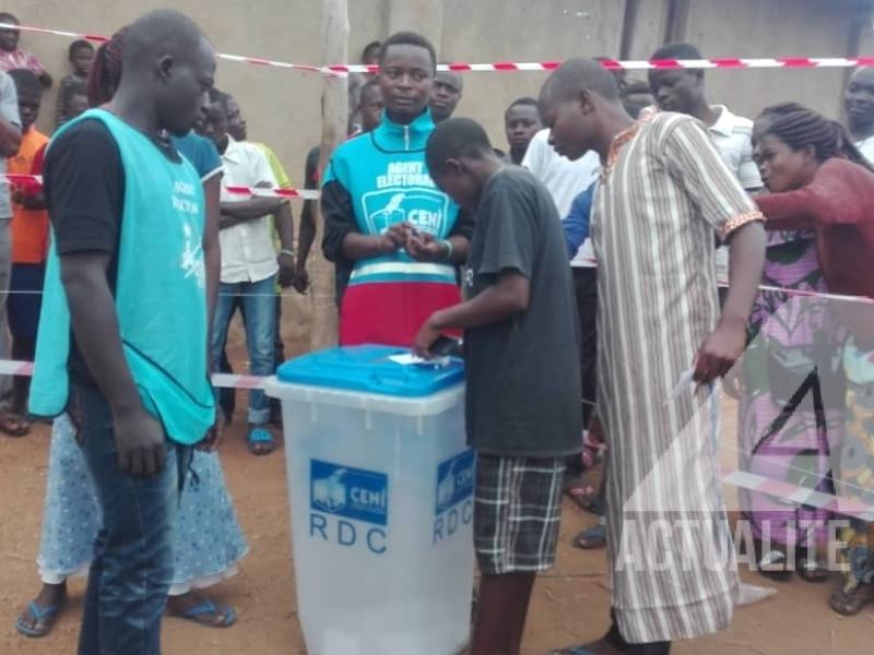 Le vote sur papier à Beni. Exclu du vote de ce 30 décembre, les jeunes se sont organisés pour voter à leur manière.