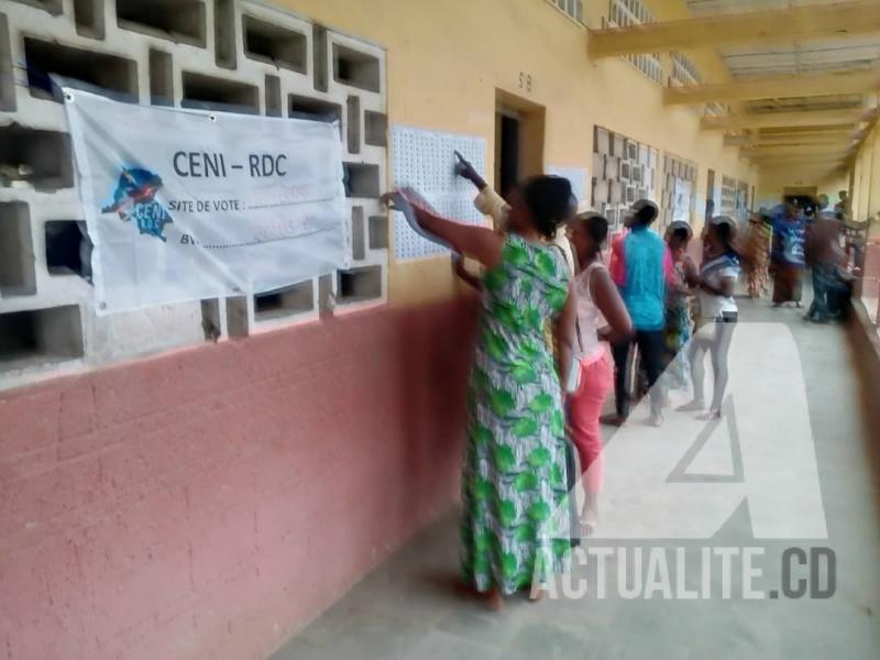 Les électeurs devant un bureau de vote.