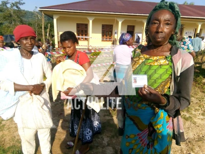 Les électeurs au centre de vote à l'Institut Manguredjipa (Lubero).