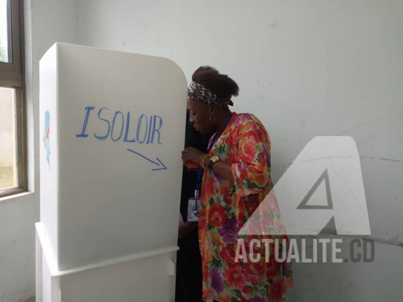 Une électrice à l'isoloir en train de voter à Kinshasa.