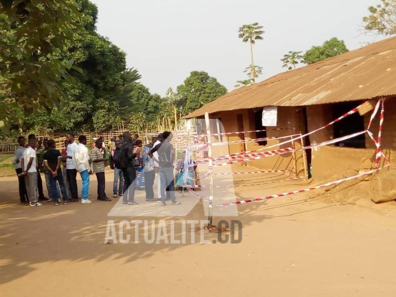 Les électeurs sur la file d'attente devant un bureau de vote à Gemena.