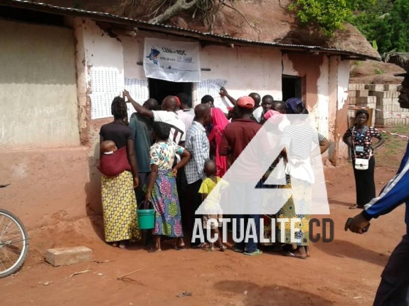 Les électeurs devant un bureau de vote.