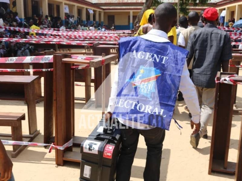 Une machine à voter ramenée par la CENI au centre de vote Mwanga 1 en remplacement d'une autre tombée en panne une heure seulement après le début du vote.