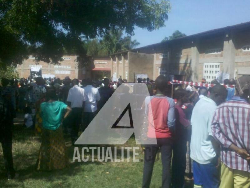 Les électeurs sur la file d'attente devant un bureau de vote à Mwene Ditu.