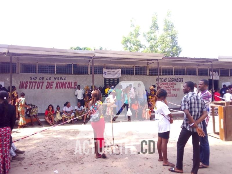 Les électeurs au centre de vote de l'Institut de Kinkole (N'sele).