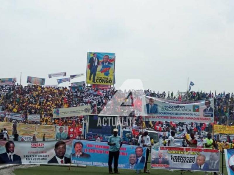 Les militants, drapeaux, banderoles, effigies... du Front Commun pour le Congo (FCC) lors d'un meeting au stade Tata Raphael à Kinshasa