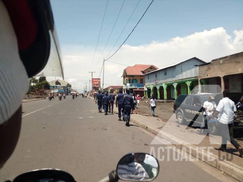 Quelques éléments de la police sur la route Katindo/Ph. Jonathan Kombi