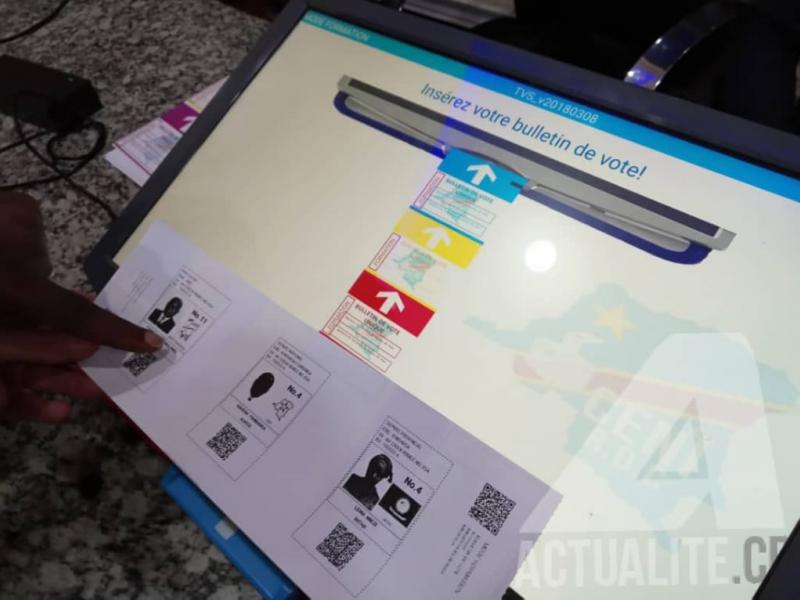 Une machine à Voter / Ph. Christine Tshibuyi 