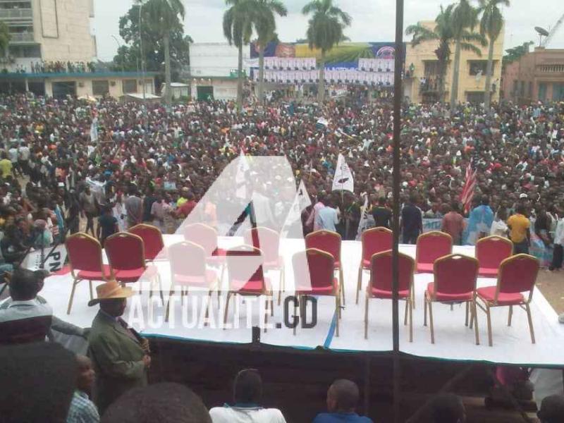Une vue de la place de la poste à Kisangani bondée de foule en attente de Martin Fayulu pour son meeting