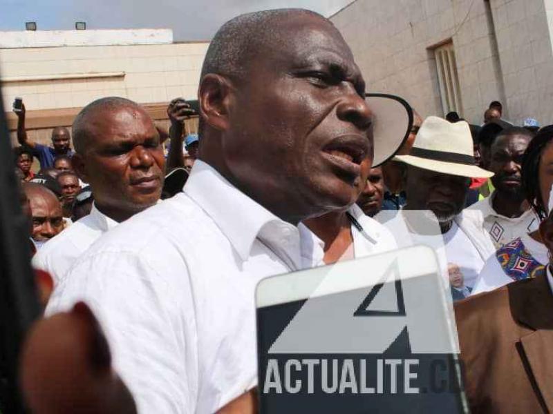 Martin Fayulu devant la presse après avoir été empêché de tenir son meeting à Lubumbashi