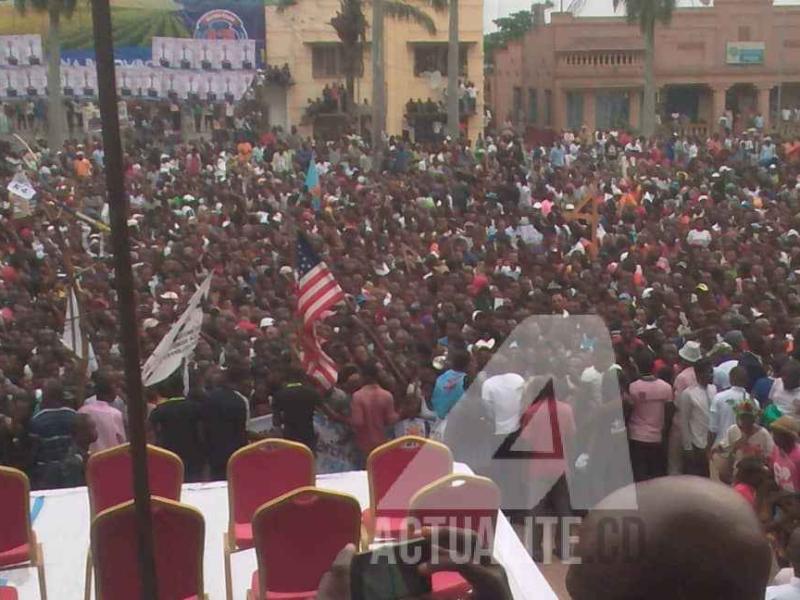 Le drapeau des Etats-Unis flotte au lieu du meeting de Martin Fayulu à la place de la poste à Kishasanga