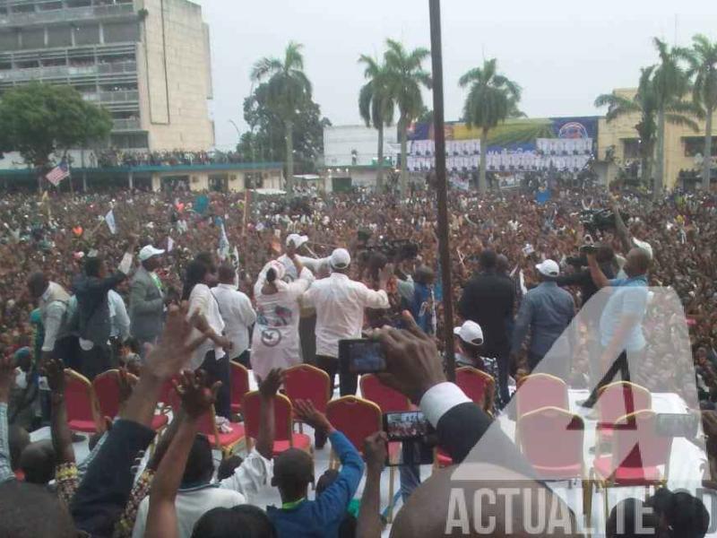 Martin Fayulu et les membres de sa délégation sur le podium au meeting à la place de la poste à Kisangani