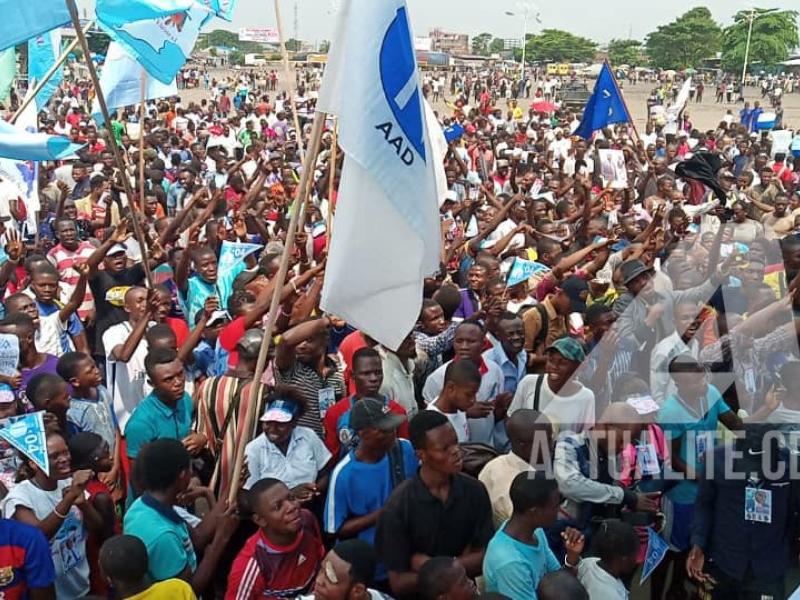 Les militants au terrain Sainte Thérèse pour le meeting de Martin Fayulu, malgré la suspension de la campagne à Kinshasa.