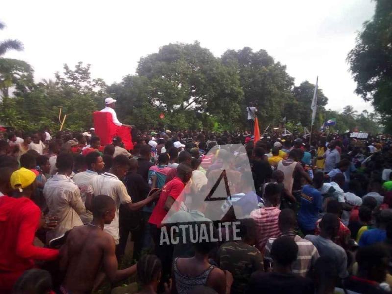 Martin Fayulu transporté par les militants à Kikwit