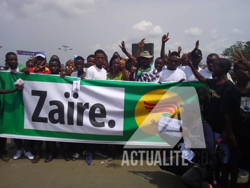 Les militants au terrain Sainte Thérèse pour le meeting de Martin Fayulu, malgré la suspension de la campagne à Kinshasa.