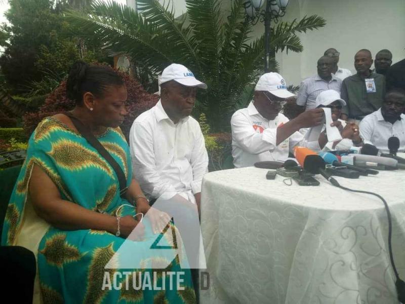 De gauche à droite : Eve Bazaiba, Adolphe Muzito, Martin Fayulu, Kyungu Wa Ku Mwanza et Muhindo Nzangi en conférence de  presse à Goma.