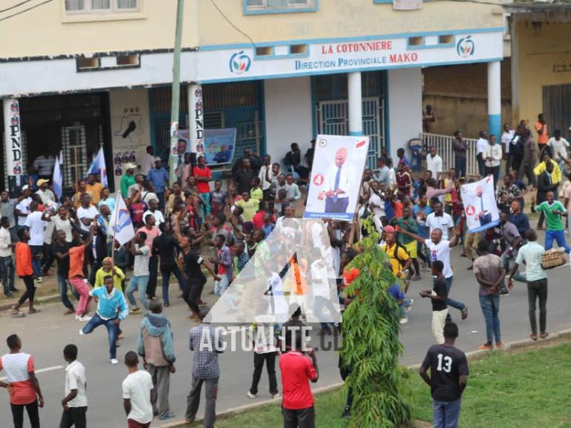 Les militants mobilisés près de l'aéroport de Kindu à l'occasion de l'arrivée de Martin Fayulu