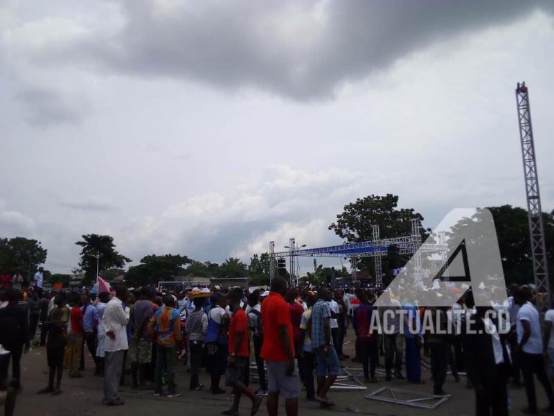 A place Ste Thérèse de N'djili, montage de podium pour le meeting de Martin Fayulu.