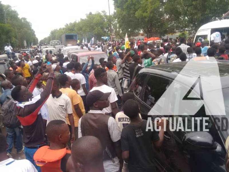 Les militants près de l'aéroport de Luano à Lubumbashi pour accueillir Martin Fayulu