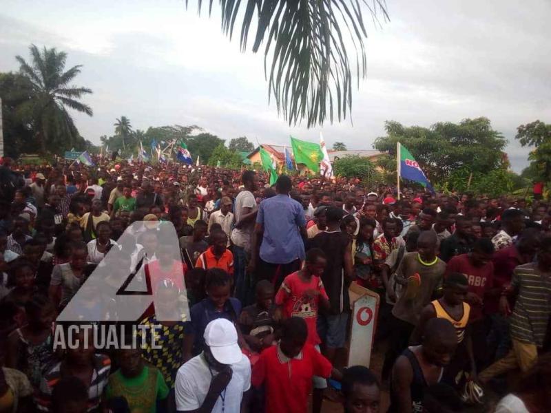 Les militants accompagnent le cortège de Martin Fayulu de l'aéroport de Kikwit.