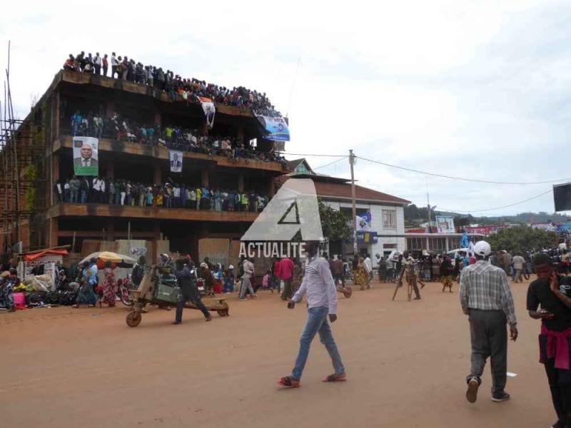 Les militants perchés sur un chantier à la place VGH à Butembo pour attendre le meeting de Martin Fayulu