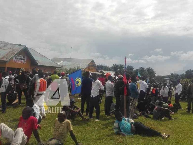 Les militants de l'opposition à l'aéroport de Mavivi à Beni pour accueillir Martin Fayulu