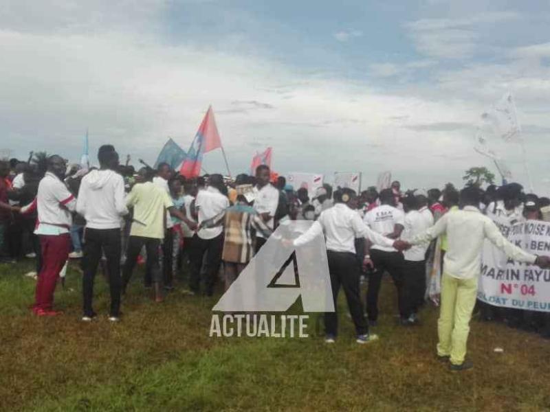 Les militants de l'opposition à l'aéroport de Mavivi à Beni pour accueillir Martin Fayulu
