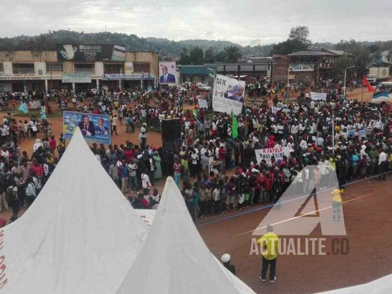 Les militants de l'opposition affluent au rond-point ENRA pour écouter Martin Fayulu qui est attendu ce mercredi 5 novembre 2018 à Beni