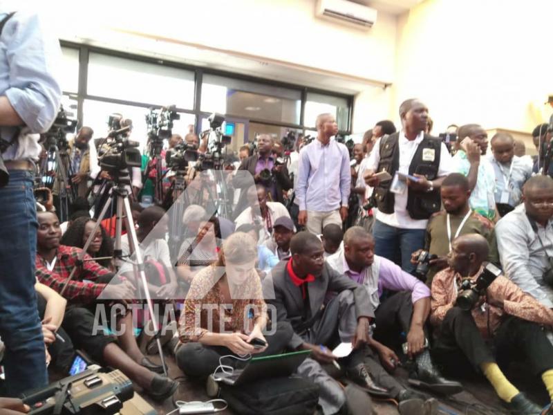 Les journalistes en en attente de la conférence de presse de Corneille Nangaa au siège de la CENI à Kinshasa. Ph. Christine Tshibuyi