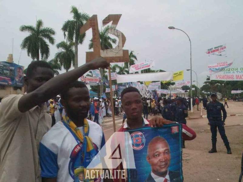 Les militants à la place de la poste à Kisangani pour attendre Ramazani Shadary.
