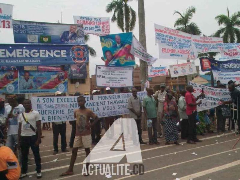 Les affiches des candidats à la place de la poste à Kisangani.