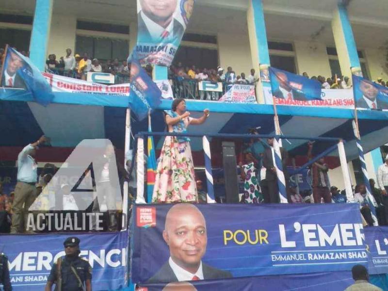 Olive Lembe au podium lors du meeting de Ramazani Shadary, candidat du FCC samedi 14 décembre 2018 à la place de la poste à Kisangani.